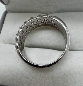 Bague de fiançailles tendance pour femme en argent sterling 925, sertie de moissanite taille brillant à canaux diagonaux, multi-rangs ondulés - Product Image 3