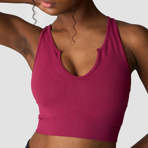 Top corto de tirantes para mujer, con cuello en V profundo, de material acanalado, ajuste ceñido al cuerpo, estilo jersey, para gimnasio, fitness y deportes, liso y personalizable. - Product Image 3