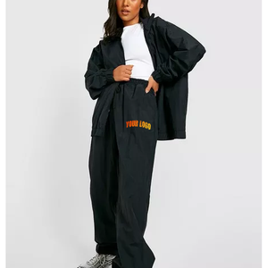 Nouvel article : Ensemble de survêtement 2 pièces en satin à capuche pour femme, coupe ample, longueur intégrale, tenue décontractée toutes saisons, avec logo brodé, vêtements de sport - Product Image 4