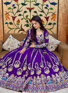 VISHNU K DESIGNS LAHENGA CHOLI DUPATTA, Traje de Seda Vichitra Pura con Bordado de Hilo y Lentejuelas, Manga Corta - Product Image 3