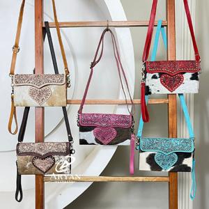 กระเป๋าสะพายข้างหนังวัวแท้ลายหัวใจสไตล์ตะวันตกสีเทอร์ควอยซ์ งานแฮนด์เมด ขายดี พร้อมสายสะพายไหล่ปรับได้ - Product Image 1