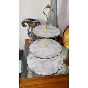 Support à gâteau en résine au design unique pour une décoration élégante de table de dessert, vaisselle de fête et décorations de table - Product Image 1