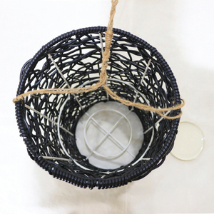Lanterne suspendue cylindrique en métal noir et plastique faite à la main pour la décoration de la maison - Product Image 6