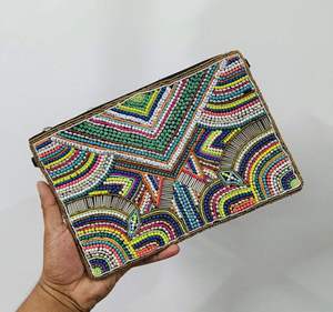 กระเป๋าใส่เหรียญสีชมพูประดับลูกปัดทำมือ ลายปักตัวอักษรสีเขียว งานฝีมือสำหรับสาวๆ วัสดุผ้าทรงสี่เหลี่ยมผืนผ้า พร้อมซิป เหมาะสำหรับงานปาร์ตี้คริสต์มาส - Product Image 5