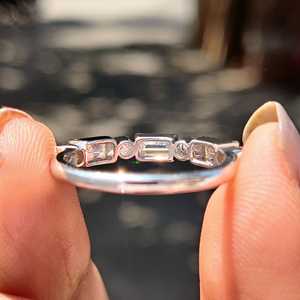 Anillo de Plata de Ley 925 con Moissanita de Corte Baguette Brillante, Media Eternidad, Engaste Milgrain y Puntas, de Moda - Product Image 5