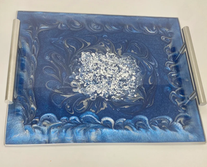 Bandeja decorativa de resina azul marino y plateada con asas modernas de barra plateada de Perfect Enterprises - Product Image 2