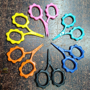 Tijeras de Bordado Mini de Alta Calidad, Tijeras de Acero Inoxidable con Punta Fina para Cortar Hilo, con Mango de Flores - Product Image 1