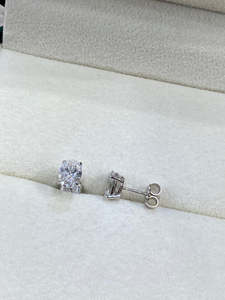 Pendientes de Diamantes Cultivados en Laboratorio con Corte Ovalado de Lujo, Certificados por IGI, 2ct, Solitario, Oro de 10K, 14K, 18K, Minimalistas, para Boda o Aniversario - Product Image 5