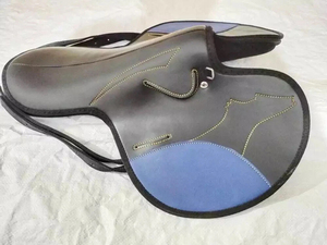 Selle de course en cuir noir et bleu professionnelle, selle d'équitation anglaise, toutes tailles disponibles - Product Image 1