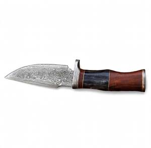 Outil de préparation en acier damas à motifs gravés à l'acide, à fort contraste, avec profil en pointe tombante et manche en bois foncé et cor. - Product Image 1