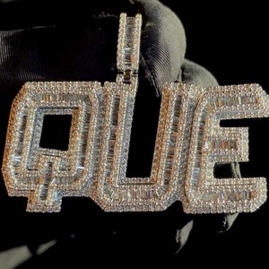 Colgante de nombre personalizado con diamantes de moissanita, estilo hip hop, con incrustaciones de pavé, joyería de lujo unisex. - Product Image 1