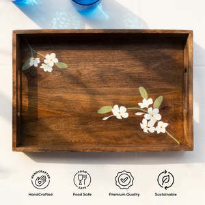 Plateau de rangement en bois de forme rectangulaire avec incrustation florale, finition vernie, design minimaliste pour utilisation sur table, à un seul niveau - Product Image 1