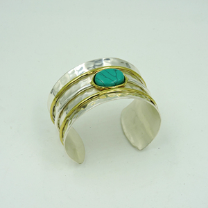 Bracelet manchette artisanal en laiton et turquoise, martelé, bicolore, en métaux mélangés, style bohème, large, argent et or, pour femme - Product Image 1