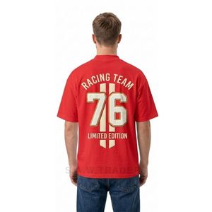 เสื้อยืดสีแดงทรงดรอปโชว์เดอร์ พิมพ์ลายกราฟิกหมายเลขแข่งรถด้านหน้าและด้านหลัง แนวสปอร์ตมอเตอร์สปอร์ต สไตล์ลำลองสตรีทแวร์ - Product Image 2