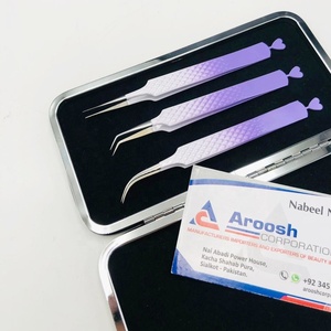 Pince à épiler professionnelle en acier inoxydable blanc et violet, durable, pour cils, avec pointe incurvée à 45 degrés et prise diamantée, pour une tenue optimale. - Product Image 6