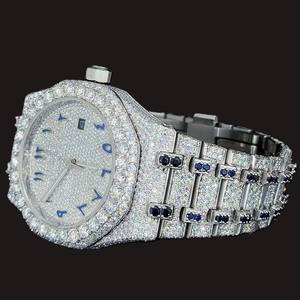 Reloj de Pulsera Unisex de Acero Inoxidable de Lujo con Esfera Azul con Números Arábigos Totalmente Cubiertos de Diamantes de Imitación Plateados - Product Image 3