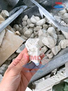 Cal de Vapores de Alta Reactividad en Grumos para Uso en Metalurgia, Minería y Química, con Granulometría de 0-2.5 cm y Grumos de 1-8 cm, TECHMICOM QUICKLIME - Product Image 4