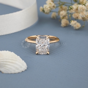 Bague solitaire en or jaune à taille émeraude au design tendance, avec diamant de laboratoire, bijoux fins pour femmes - Product Image 1