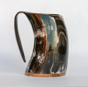 Coupe en corne foncée avec un corps texturé rainuré sculpté et une poignée lisse et élancée, disponible à prix de gros. - Product Image 3