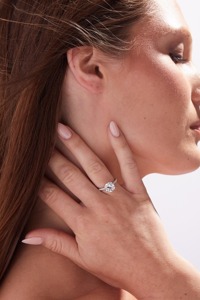Anillo de Compromiso con Diamante Cultivado en Laboratorio de Corte Cojín de 3.00Ct, Oro Blanco de 14K, Halo Oculto, Certificado IGI, Lujo de Luxeshine - Product Image 6