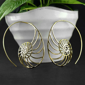 Pendientes de Aro Espiral Nautilus Dorados Hechos a Mano, con Diseño Geométrico de Concha, Estilo Bohemio, Joyería Tribal, Venta al por Mayor HARI OM CREATIONS HOC - Product Image 1