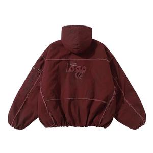 Chaqueta acolchada con capucha para hombre, manga murciélago, logo bordado, borde deshilachado, estilo urbano de invierno, abrigo grueso de lona de poliéster - Product Image 1
