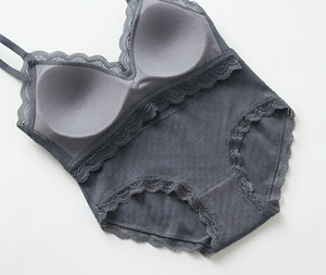 Conjunto de sujetador sin aros con ribete de encaje gris y bragas hipster sin costuras de cintura media, ropa interior de punto de elastano y poliéster - Product Image 2