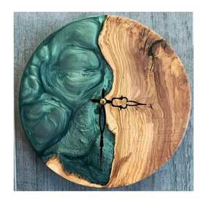 Horloge murale vintage en résine époxy vert émeraude profond, avec bord brut en bois d'olivier, ronde, silencieuse, à suspendre, pour décoration rustique. - Product Image 1