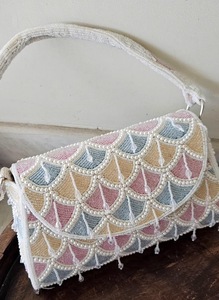 Sac à bandoulière perlé rouge et blanc crème, fait main, brodé, pour femme, motif floral, design personnalisé, idéal pour les soirées - Product Image 6