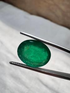 Émeraude naturelle zambienne de 4,29 carats, taille ovale, pierre précieuse non montée |   Pierre précieuse verte authentique pour la vente en gros et l'exportation de bijoux fins - Product Image 1