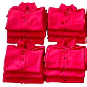 เสื้อเชิ้ตชานตุงสีแดงสดสำหรับผู้ชาย สีพื้น แขนยาว ติดกระดุมด้านหน้า แบบจำลองเสื้อเชิ้ตผ้าแฟลนเนลสีแดงสไตล์อเมริกัน - Product Image 5