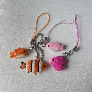 Porte-clés artisanal brodé et perlé, accessoire de luxe fait main pour sacs à dos, portefeuilles et sacs à main - Product Image 5
