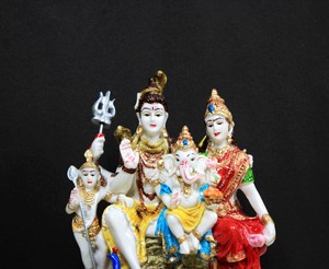 Statue de la Famille Shiva en Résine Multicolore Faite à la Main, Shiva Parvati, pour la Décoration de la Maison, du Temple et de la Table - Product Image 4