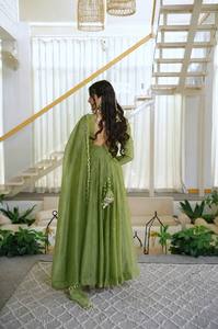 Ensemble Anarkali pakistanais vert en soie brodé pour femme, robe longue en résille à séchage rapide, tenue Palazzo, idéal pour les fêtes et mariages - Product Image 3