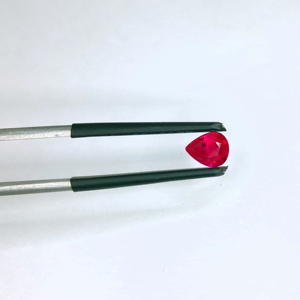 พลอยทับทิมพม่าทรงลูกแพร์คุณภาพพรีเมียมธรรมชาติ 100% ขนาด 0.84 กะรัต สีแดงเข้ม ทรงเหลี่ยมเจียระไน สำหรับทำจี้เครื่องประดับ - Product Image 1