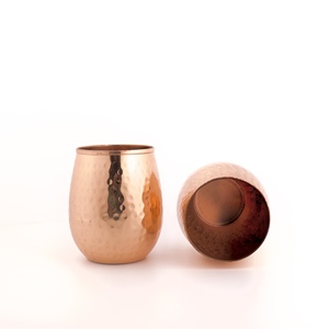 Ensemble de deux gobelets en cuivre faits à la main, finition martelée moderne - Product Image 4