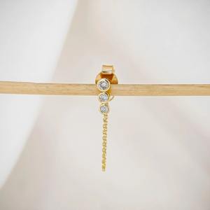 Pendiente de aro tipo huggie con un solo diamante cultivado en laboratorio en oro de 14K, con bisel minimalista, para mujer, joyería elegante para fiesta cristiana - Product Image 1