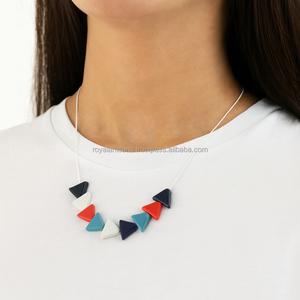 Collier artisanal en cuivre plaqué antique avec perles rouges et jaunes, bijou statement massif pour femme, cadeau tendance - Product Image 3