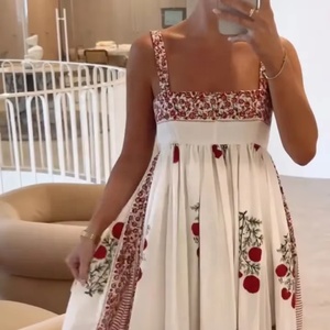 Nouvelle arrivée : Robe maxi spectaculaire à col carré, sans manches, artisanat traditionnel, broderie florale complexe, pour femmes - Product Image 1