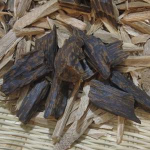 Copeaux d'encens de luxe en bois d'agar du Vietnam à haute teneur en résine, écologiques, longue durée, pour usage aromatique, brûleur d'encens toutes saisons - Product Image 1