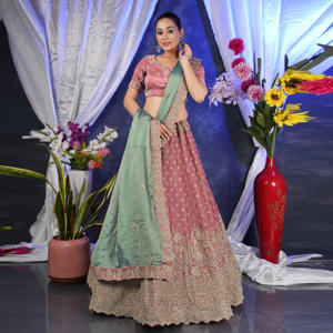 Lehenga Choli à texture mousse |   Motifs élaborés en fil d'or |   Bordure festonnée décorative |   Ensemble élégant de dupatta bicolore - Product Image 5