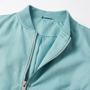 เสื้อแจ็คเก็ตบอมเบอร์ผู้ชายสีขาว ทนทาน กันลม อุ่นสบาย ระบายอากาศได้ดี คอตั้ง ซิปปิด ผลิตจากโพลีเอสเตอร์ 100% เหมาะสำหรับใส่ลำลองในฤดูใบไม้ผลิ - Product Image 6