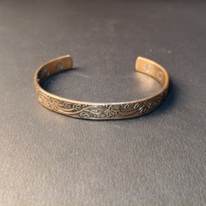 กำไลทองแดงแกะสลักลายใบองุ่นโบราณ - กำไลทองแดงบำบัดแรงบันดาลใจจากธรรมชาติ - กำไลบำบัดสำหรับผู้หญิงเพื่อสุขภาพที่สง่างาม - Product Image 2