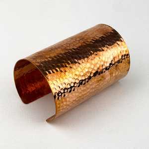 Brazalete Terapéutico de Cobre Puro, Elegante y Largo, Martillado a Mano, para Alivio del Dolor y Curación, Unisex, Ajustable y Estilizado - Product Image 1