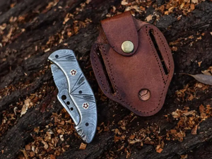 Navaja de Bolsillo Plegable de Acero de Damasco Hecha a Mano con Funda de Cuero y Mango de Acero de Damasco para Camping, Supervivencia y Uso General OEM - Product Image 4