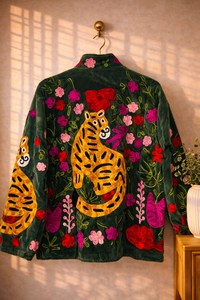 เสื้อคลุมผู้หญิงลายเสือและดอกไม้ปักลายแบบดั้งเดิม ผ้ากำมะหยี่ปักลายซูซานิ ลายเสือสไตล์โบโฮชิค เสื้อโค้ทฤดูหนาว - Product Image 4