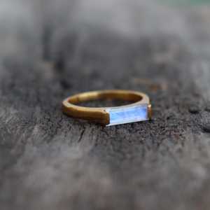 Bague rectangulaire en pierre de lune naturelle, argent sterling 925 plaqué or 14 carats, faite à la main, pour mariage, cadeau blanc arc-en-ciel - Product Image 2