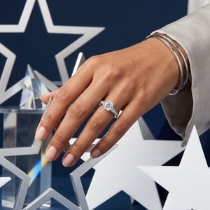 Bague de fiançailles classique en diamant rond brillant en platine PT950 pour femme avec diamants latéraux certifiés IGI - Product Image 5