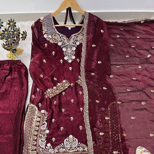Ensemble de robe et chemisier en velours bordeaux brodé, style indien pakistanais, avec broderie lourde, manches longues, pour mariage - Product Image 1