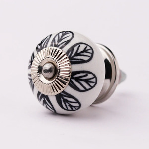 Boutons en céramique faits à la main en gros, blancs et noirs, à motif floral, poignées de porte rondes, tirants de tiroir, lot en vrac - Product Image 1